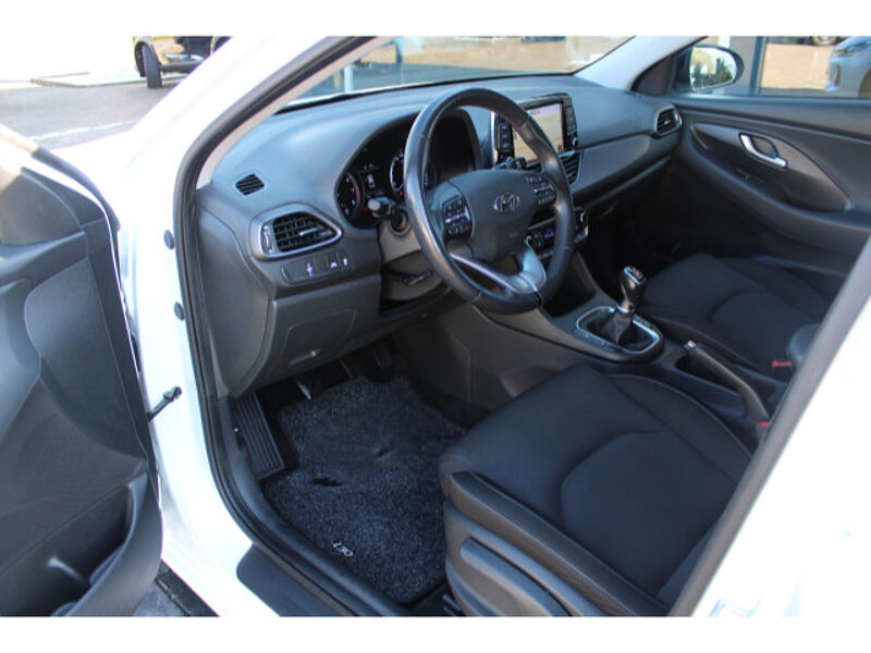 Hyundai i30 5türig 1.0 T-GDI Intro Navi Klimaautomatik